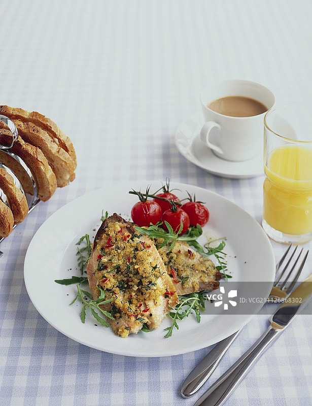 鱼肉早餐：面包屑鱼片、吐司、咖啡和橙汁图片素材
