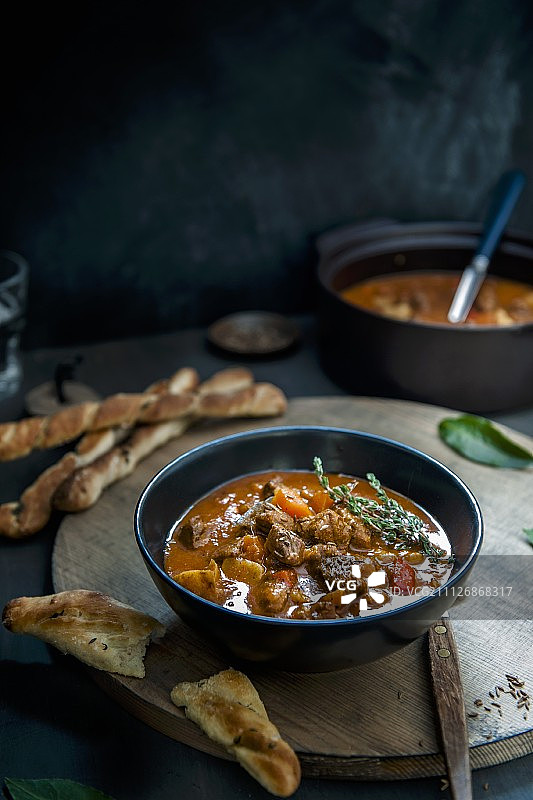 配面包棒的古拉什汤图片素材