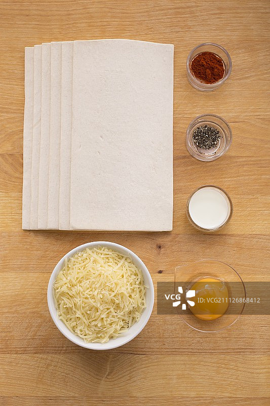 含阿彭策尔奶酪的千层酥皮棒食材图片素材