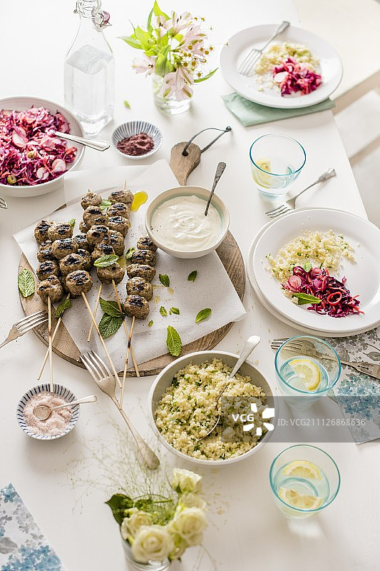 薄荷羊肉串配香草古斯米和辛辣酸橙红卷心菜沙拉图片素材