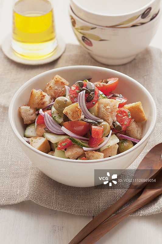 番茄面包沙拉配红洋葱和烤南瓜籽图片素材