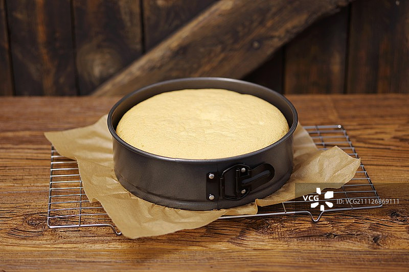弹簧罐里的海绵蛋糕，放在冷却架上图片素材