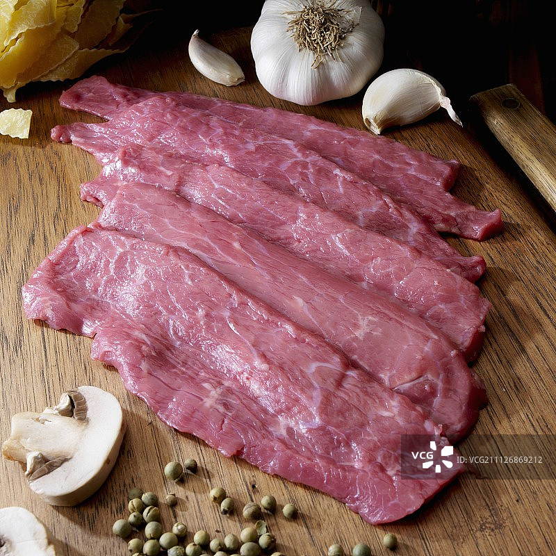 用于意式小牛肉片的砧板小牛肉排图片素材