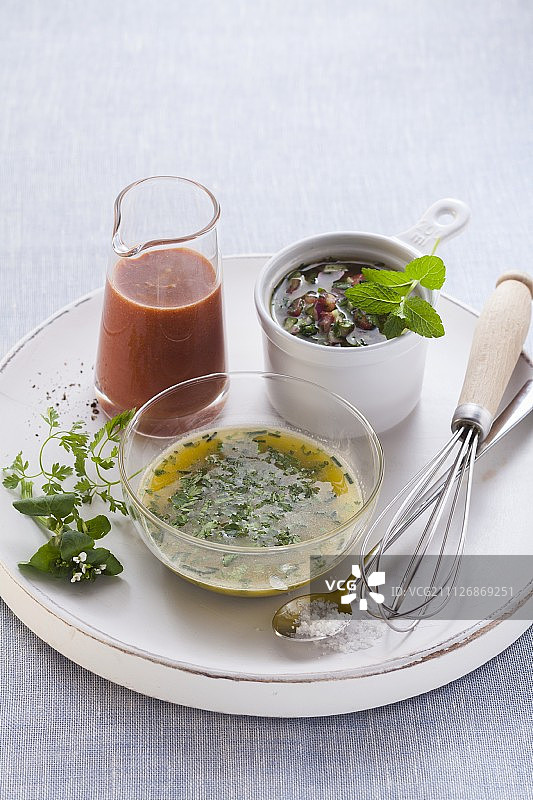 纯素沙拉酱：香草酱、番茄橙子酱和塔博勒酱图片素材
