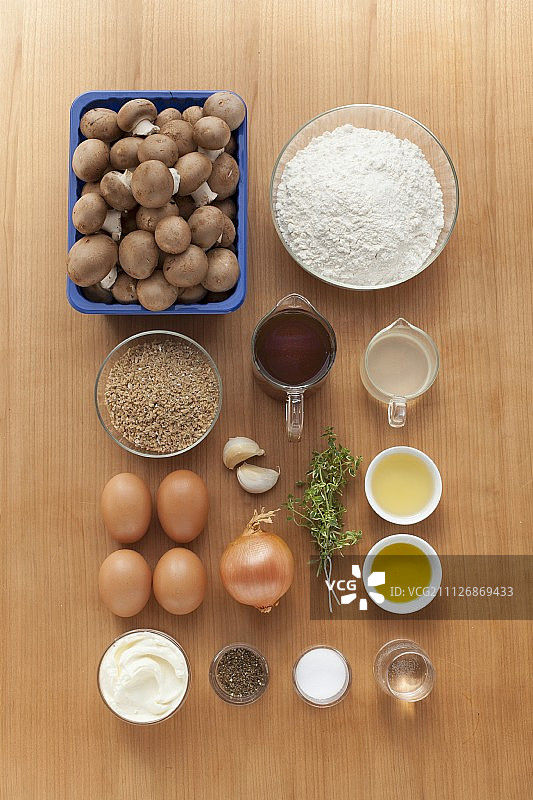 未成熟的斯佩尔特小麦面条配蘑菇酱的食材图片素材