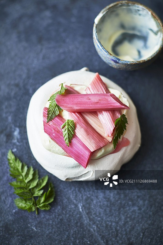 大黄野生甜香芹蛋白酥图片素材