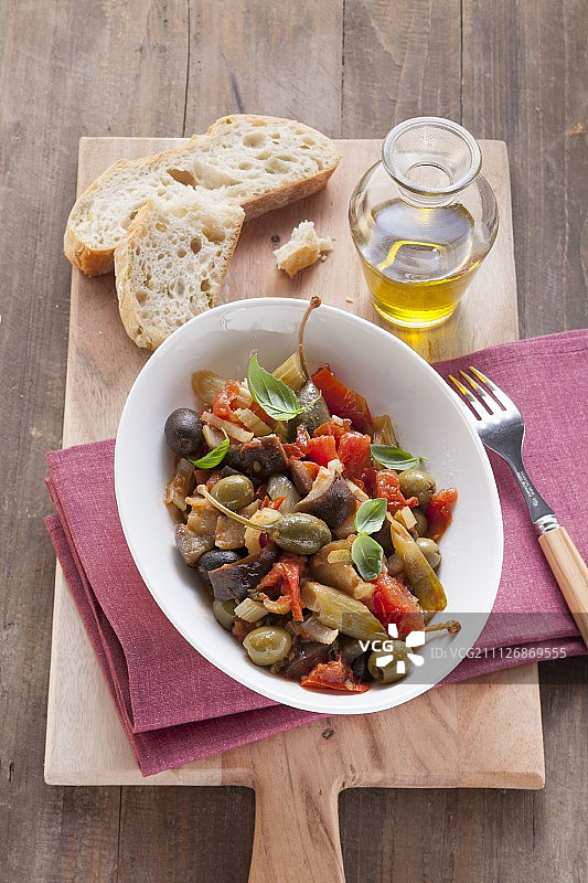 西西里卡波纳塔配刺山柑图片素材