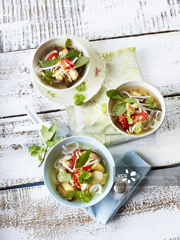 越南河粉：配有米粉、玉米笋和辣椒图片素材