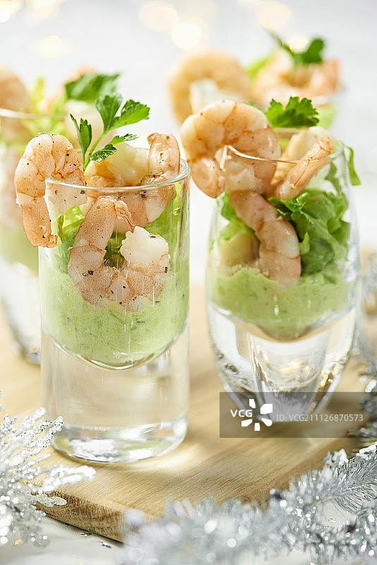 圣诞鲜虾牛油果鸡尾酒杯图片素材