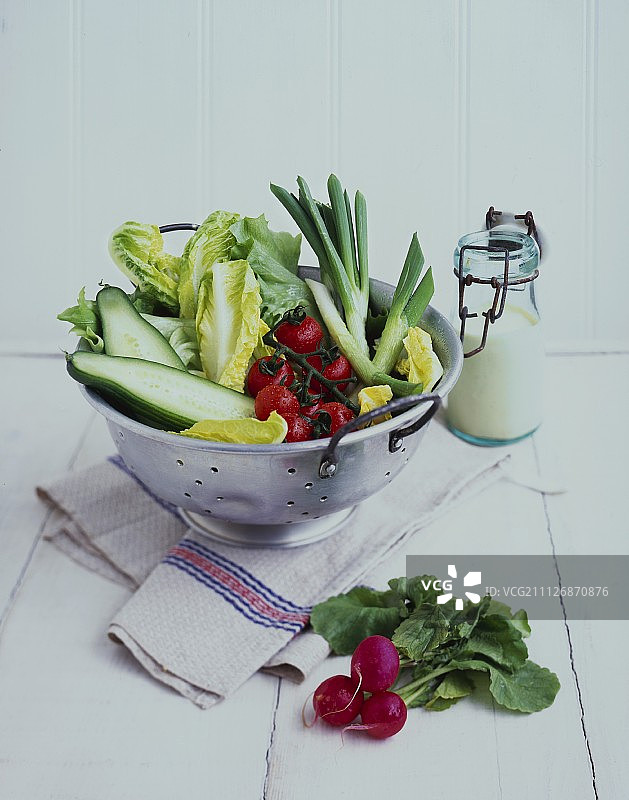 沥水篮里的新鲜蔬菜图片素材