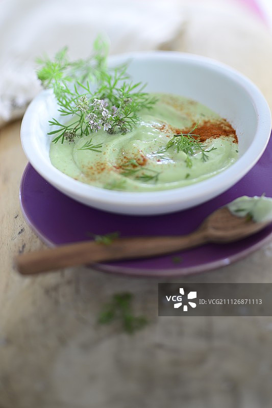 奶油牛油果冷汤配辣椒图片素材