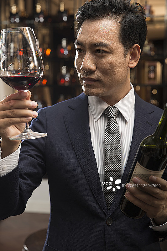 成功商务男士喝红酒图片素材