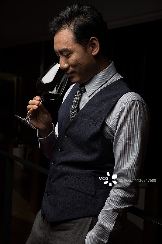 成功商务男士喝红酒图片素材