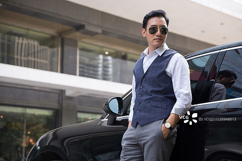 商务男士倚着汽车图片素材