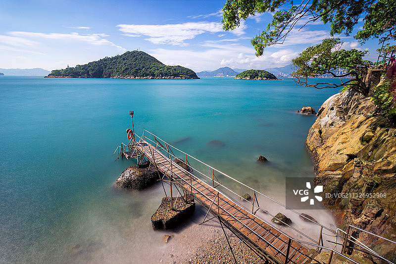 香港西环泳棚和蔚蓝的海面图片素材