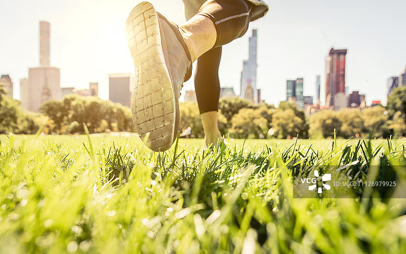 在纽约中央公园跑步的跑者图片素材