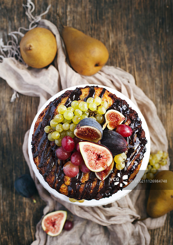 新鲜水果装饰的巧克力咖啡蛋糕图片素材