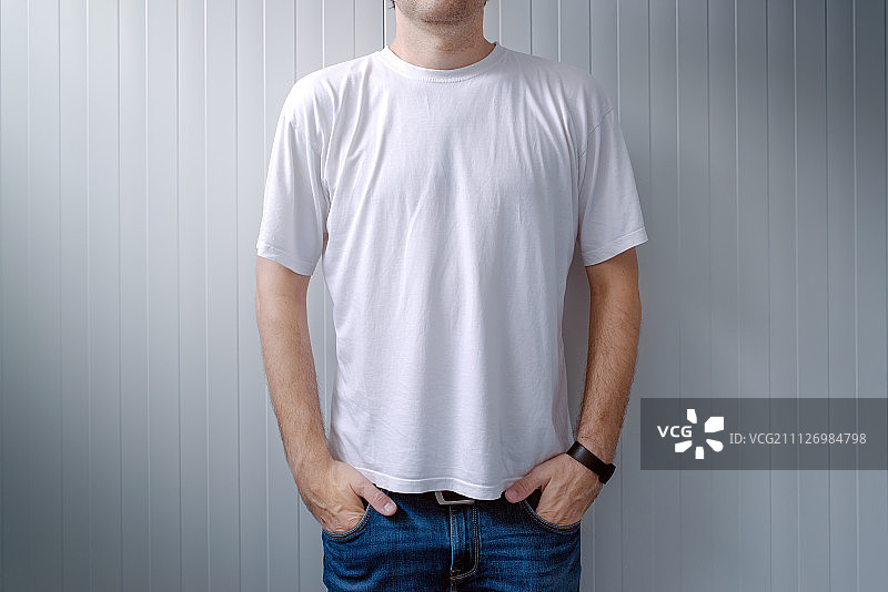 穿着牛仔裤和白色T恤的休闲男人图片素材