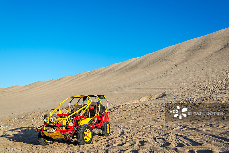 秘鲁瓦卡奇纳的沙丘越野车图片素材