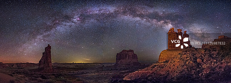 三位闲聊者全景图片素材