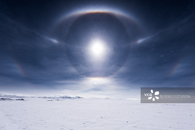 高原雪地日晕图片素材