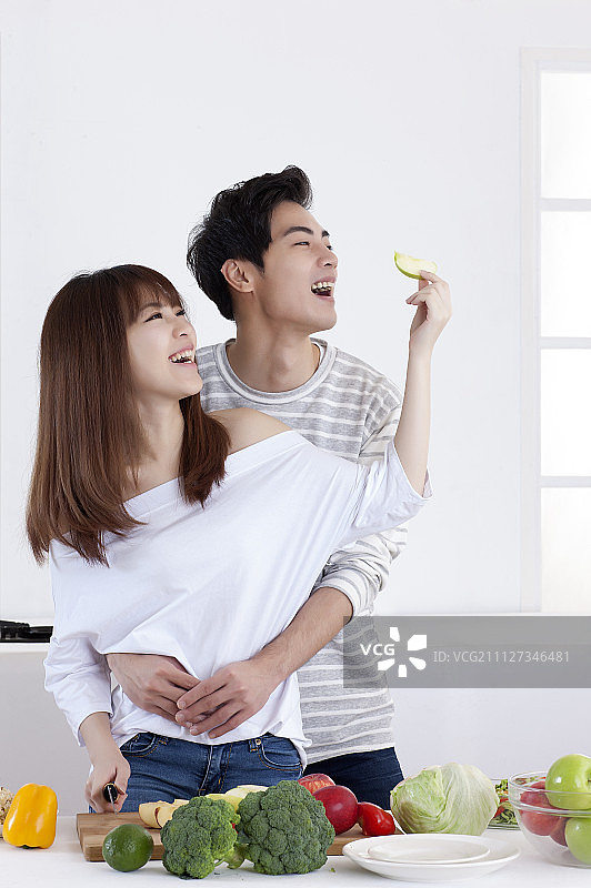 情侣,年轻情侣,厨房图片素材
