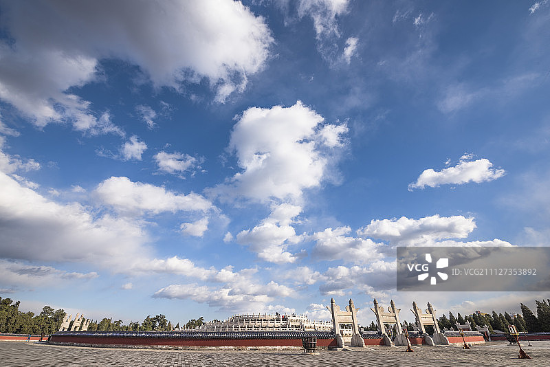 蓝天白云下的天坛圜丘图片素材