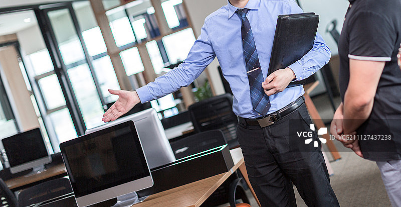 正装销售人员介绍服务图片素材