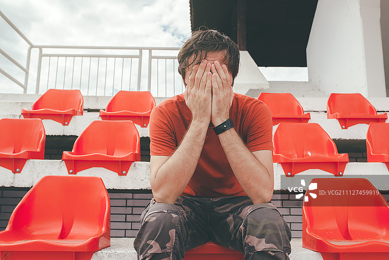 在体育场观看比赛时失望的男人图片素材