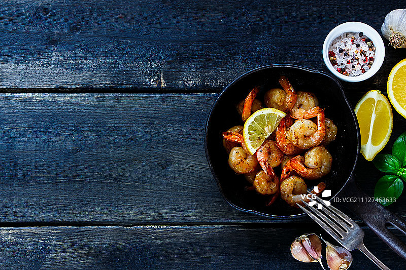 锅中烤虾图片素材