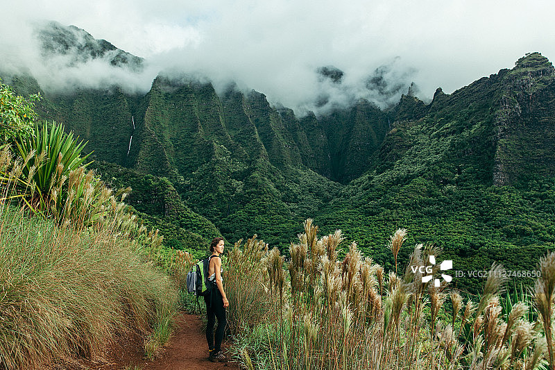 徒步进入夏威夷可爱岛纳帕利海岸哈纳科亚山谷图片素材