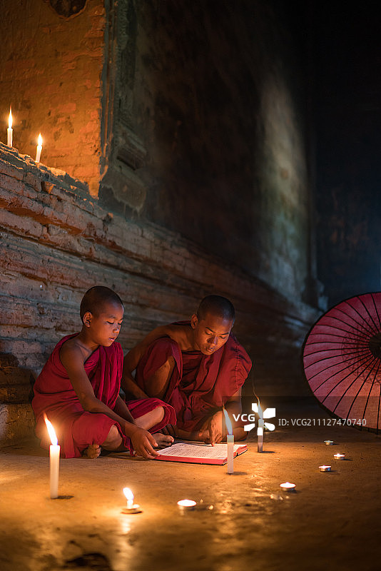 僧侣阅读经书图片素材