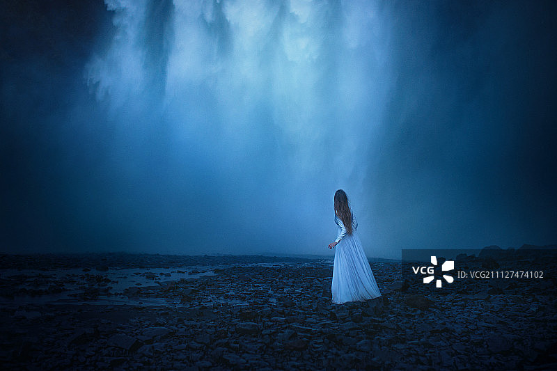 雾中少女号游船图片素材