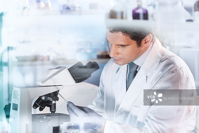 在实验室里研究的生命科学家。图片素材