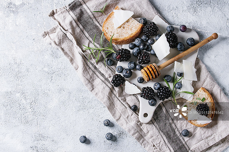 浆果、蜂蜜和迷迭香图片素材