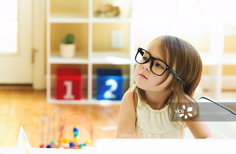 戴眼镜的幼儿女孩图片素材