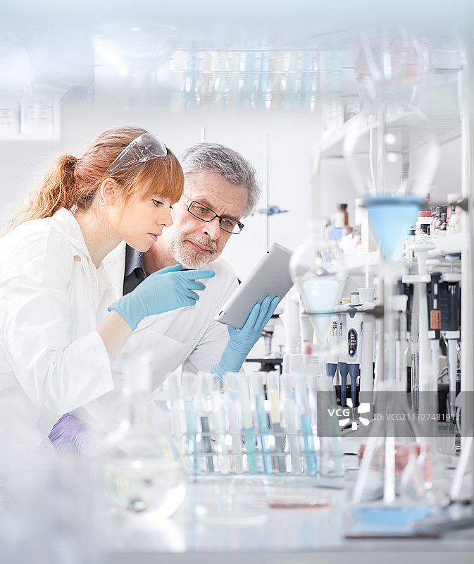 在科研实验室工作的医疗保健研究人员图片素材