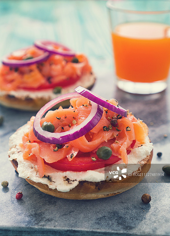 烟熏三文鱼贝果图片素材