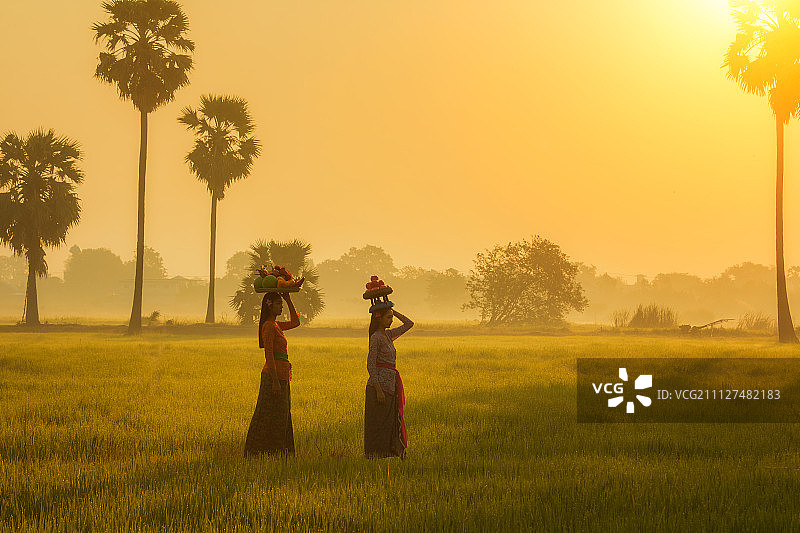 穿着巴厘岛服装，印度尼西亚民族服装的亚洲女性图片素材