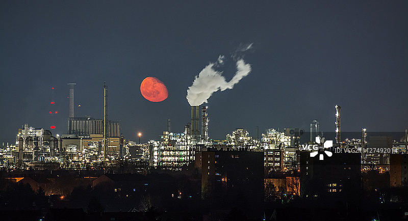巴斯夫上空的月亮图片素材