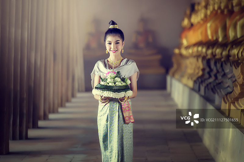 身穿泰国传统服饰的亚洲女性图片素材