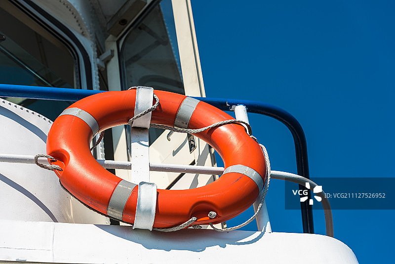 白色游艇上的橙色救生圈图片素材