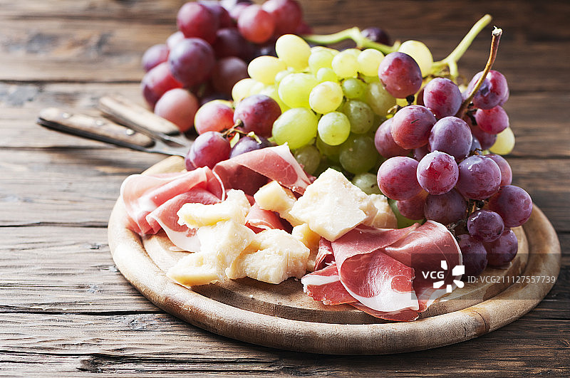 意式开胃拼盘配葡萄奶酪火腿图片素材