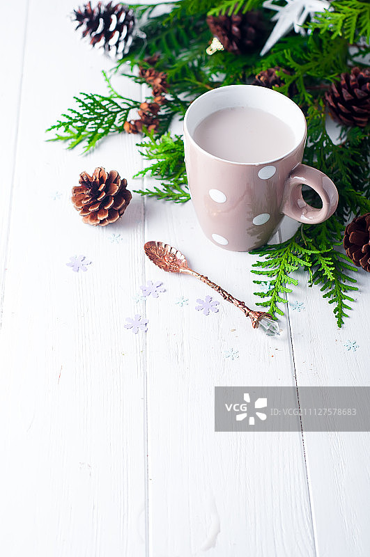 木质背景上的复古热可可图片素材