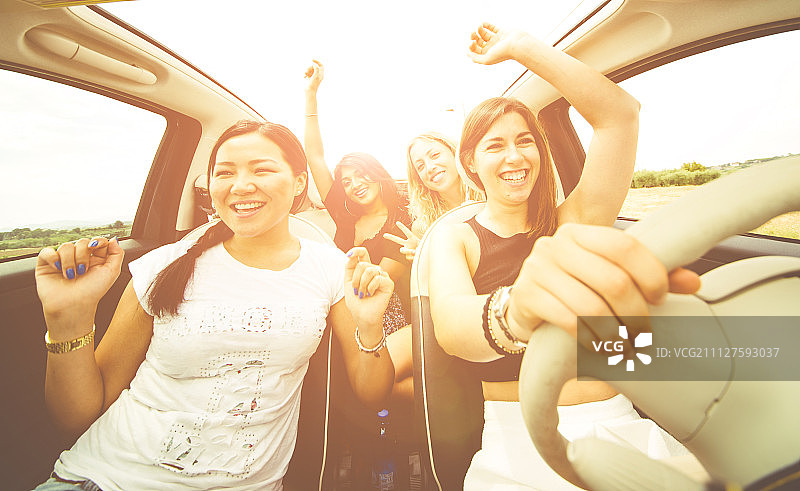女士们在敞篷车里快乐驾驶图片素材