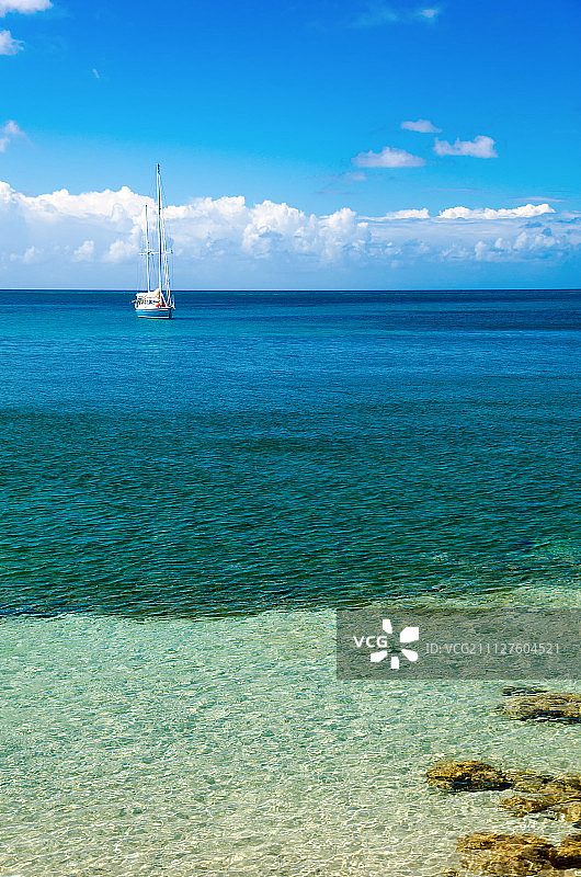 蓝色水域中的游艇图片素材