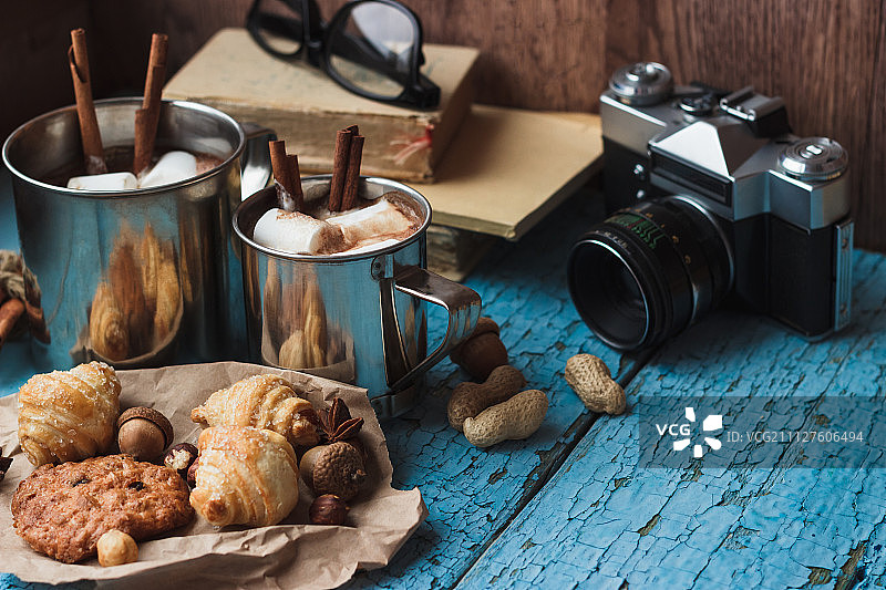 带可可和棉花糖的金属杯图片素材