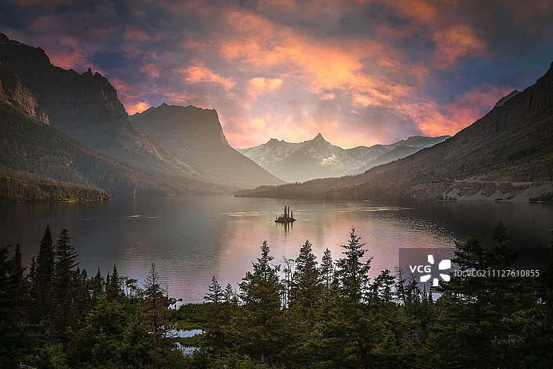 黄昏时分的圣玛丽湖图片素材