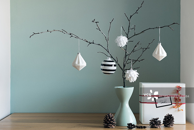 黑白红色调的现代优雅北欧圣诞装饰图片素材