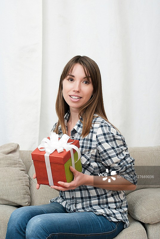 拿着圣诞礼物的女人图片素材